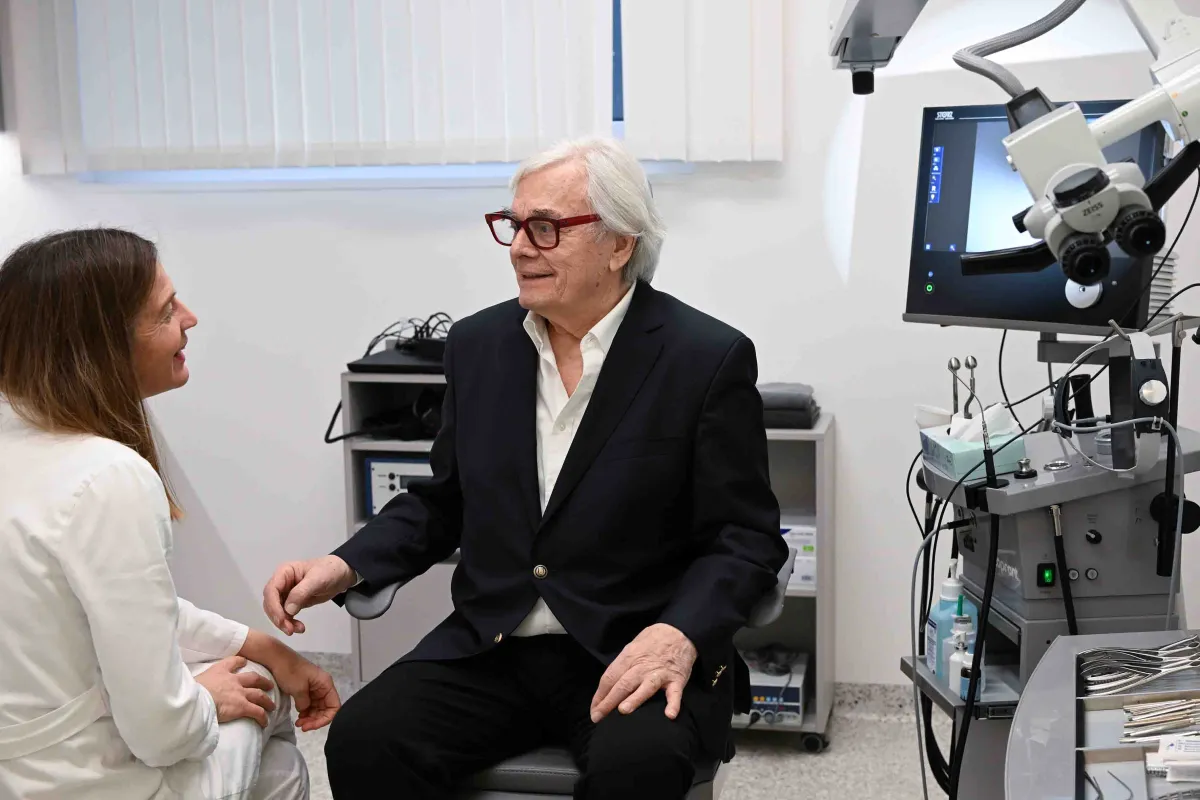 Specialistka svetuje pacientu pri izbiri slušnega aparata